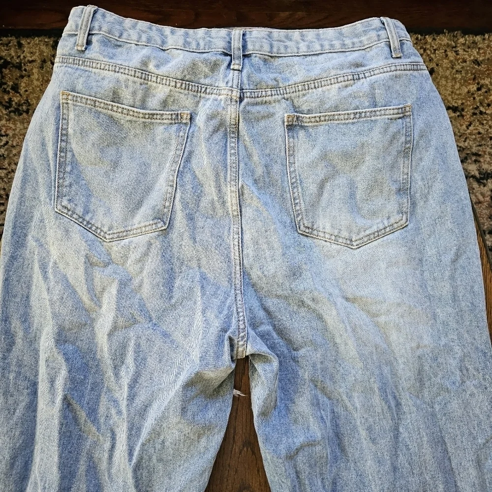 PRETTYLITTLETHING Plus Light Wash Ripped Mom Jeans Size Women's 14